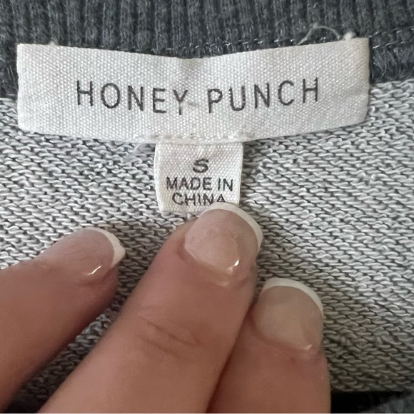 Honey Punch Gray Distressed Pullover Sweater Size S NWOT - Picture 3 of 4